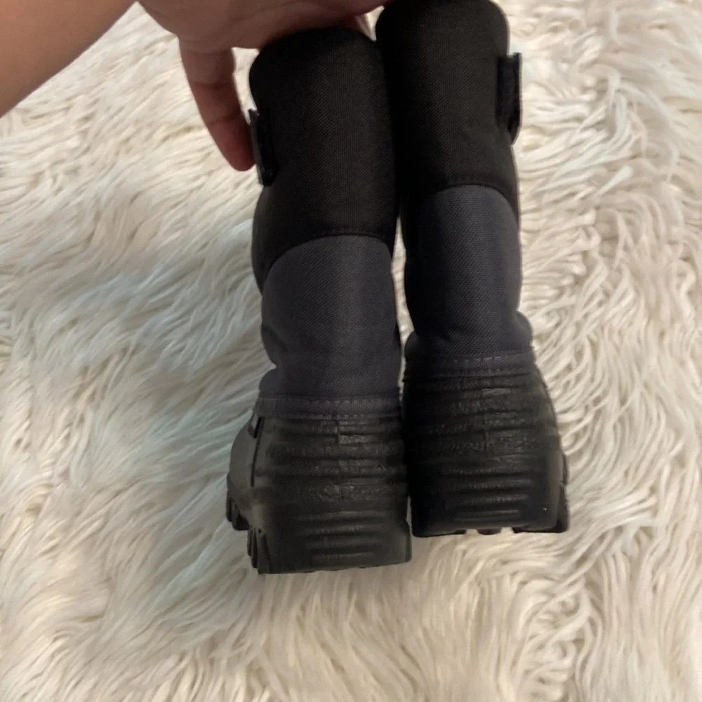 TUNDRA Kid Boots size 11 BNWOT color black and gray made in Canada